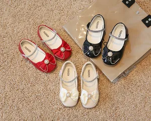 Trois paires de babies pour filles en rouge, noir et beige avec nœuds en perles