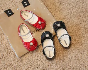 Vue de dessus de chaussures Mary Jane rouges et noires avec nœuds, perles et cristaux