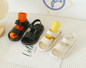 Détails des sandales enfant avec semelles souples et brides velcro en noir et beige