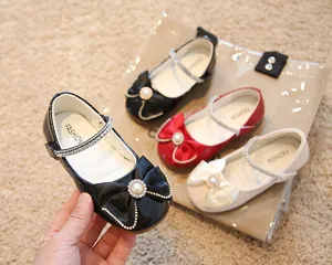 Détail de ballerines Mary Jane pour filles avec nœud en satin et perles sur bride