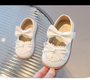 Vue détaillée de chaussure princesse fille crème avec double nœud et motifs de cœur