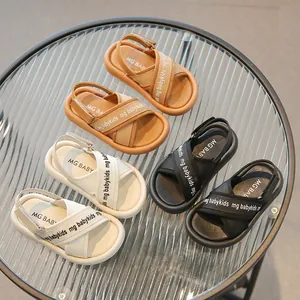 Dettaglio di tre colori di sandali estivi per bambini con cinturini in velcro regolabili