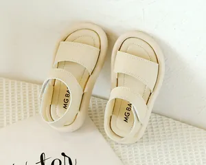 Vue détaillée de sandales enfant beige avec doubles brides velcro et semelles souples