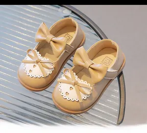 Détail de chaussures Mary Jane pour filles avec gros nœud et empiècement en dentelle