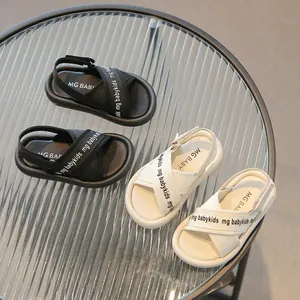 Vista dall'alto di sandali estivi per bambini con velcro e suole morbide antiscivolo