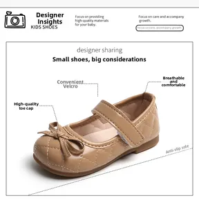 Détail de chaussures Mary Jane beiges pour filles avec nœud et texture matelassée