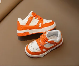 Vue latérale détaillée des baskets de mode orange et blanc pour enfants à semelle épaisse