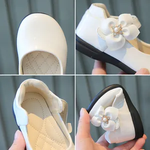Chaussures Mary Jane blanches pour filles avec fleur en perles et semelle souple