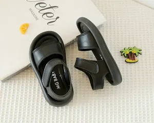 Vue de dessus de sandales noires pour enfants en cuir avec logo MG BABY et semelle souple