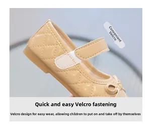 Détail de la fermeture velcro pratique sur ces chaussures beiges avec nœud