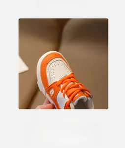 Vue macro de l'avant respirant et des lacets orange sur baskets rétro pour filles