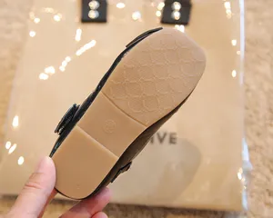 Détail de la semelle antidérapante en caoutchouc avec gravure taille 28 sur chaussures