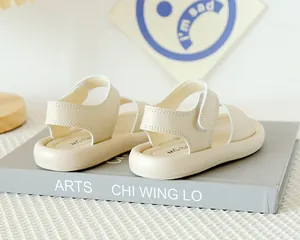 Vue détaillée de sandales beiges pour enfants avec velcro réglable et cuir PU souple