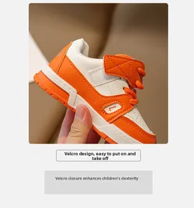 Détail de baskets pour enfants blanc et orange montrant la fermeture velcro pratique