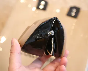 Gros plan des ballerines souples en cuir verni noir pour filles avec bride en strass