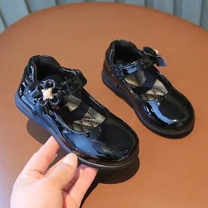 Chaussures Mary Jane fille en cuir verni noir avec détails de fleurs et perles