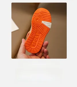 Vue macro de la semelle en caoutchouc orange antidérapante pour chaussures d'enfants