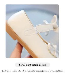 Détail de la bride auto-agrippante sur chaussure Mary Jane blanche pour fille avec nœud