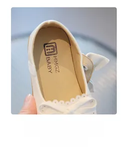 Détail de la semelle intérieure souple et du bord en cuir blanc des babies fille