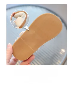 Vue détaillée de la semelle en caoutchouc souple et antidérapante des chaussures pour filles