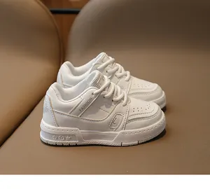Vue détaillée de baskets blanches pour filles avec motifs d'étoiles et fleurs sur la semelle