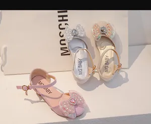 Détail de chaussures princesse enfant avec nœud en strass cœur et perles