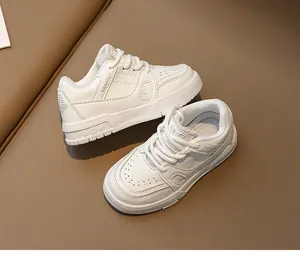 Vue détaillée de dessus de baskets blanches pour filles avec semelles épaisses et lettrage