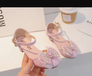 Détails de chaussures roses pour filles avec grand nœud et pierre précieuse en cœur