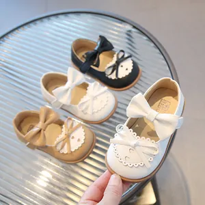 Chaussures Mary Jane pour filles avec double nœud et cœurs découpés en blanc et noir
