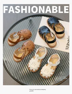Detalle de sandalias caladas para niñas en tres colores con cierre de velcro cómodo