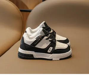 Vue détaillée de la basket rétro pour filles montrant le cuir mesh et le relief étoile