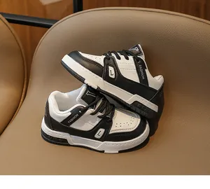 Gros plan détaillé des baskets à plateforme noir et blanc pour filles avec lacets