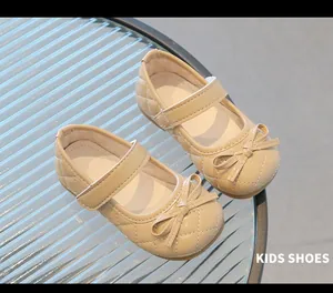 Détail de chaussures Mary Jane beiges pour filles avec texture matelassée et nœud