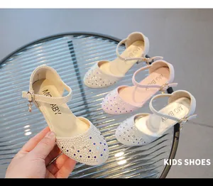 Detalle de zapatos de princesa para niña con pedrería y correas tipo Mary Jane