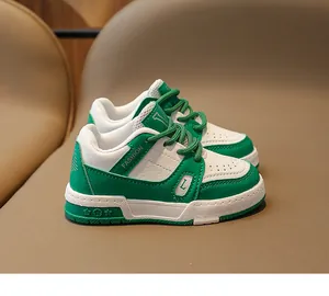 Gros plan détaillé des baskets pour filles vertes et blanches avec semelle à relief