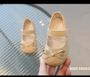 Détail de chaussures Mary Jane matelassées pour filles avec nœud et bride velcro