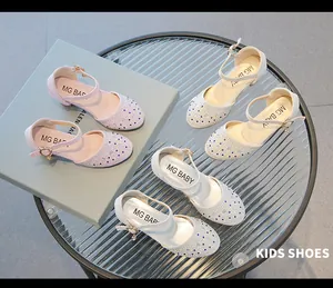 Detalle de diamantes de imitación y colgante de corazón en zapatos de princesa