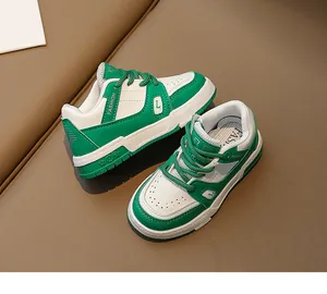 Détail de baskets enfant vert et blanc avec motif d'étoiles sur la semelle texturée