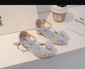 Détails de chaussures pailletées argentées pour filles avec nœud et perle de luxe