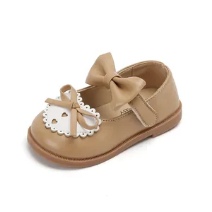 Chaussures Mary Jane pour filles en kaki avec dentelle cœur et semelle souple