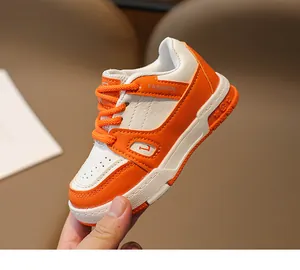 Détail de baskets pour filles en orange et blanc avec semelle épaisse antidérapante