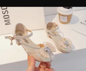 Détail de chaussure princesse fille avec nœud en strass et cristal de cœur sur maille