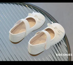 Détail de ballerines Mary Jane matelassées blanches avec nœud et scratch pour filles