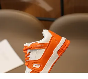 Détail de baskets rétro pour filles avec accents orange et motifs d'étoiles