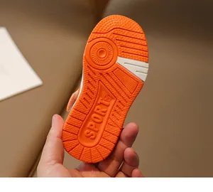 Détail de la semelle antidérapante en caoutchouc orange vif avec logo Sport pour filles