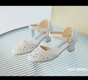 Vista detallada de zapatos de princesa plateados con lentejuelas, diamantes y colgante estrella