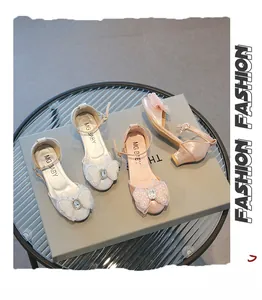 Détail de chaussures de princesse pour filles à paillettes argentées et roses avec perles