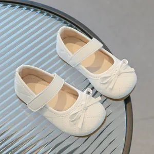 Chaussures Mary Jane blanches pour filles avec surpiqûres matelassées et nœud élégant