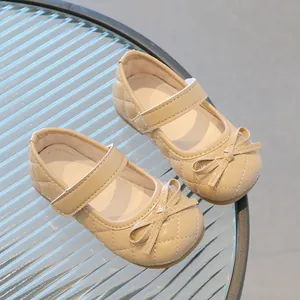 Chaussures Mary Jane beige pour filles avec motif matelassé et nœud sur verre rayé