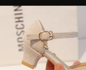 Gros plan détaillé de chaussure princesse dorée à paillettes avec pendentif en strass